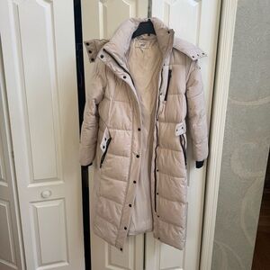BCBGeneration Puffer Coat with removable hood. Size Medium, super warm and comfy